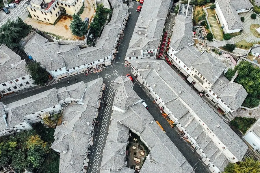 Pamje nga lart e Gjirokastrës: çati gri me rrasa guri mbi rrugë të ngushta të shtruara